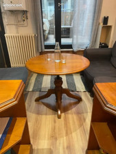 Table ronde en bois avec