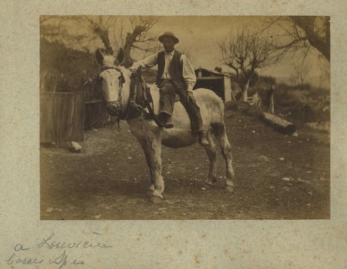 Homme posant assis - sur, un