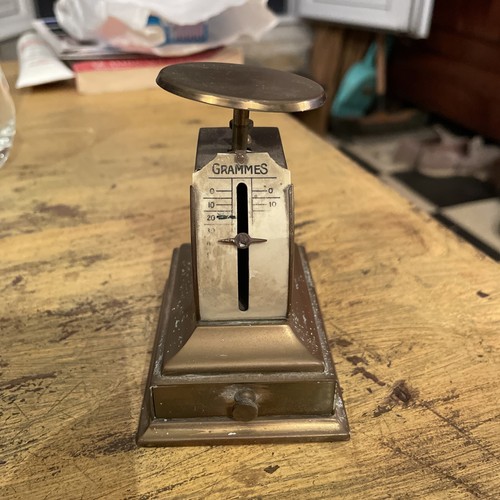 Petite balance pèse lettres