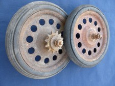 2 Roues voiture à pédales... jouet ancien enfant métal pneus enjoliveur D. 19 cm