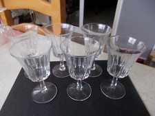 6 verres à pied, à vin blanc
