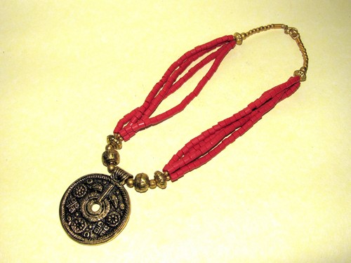Très beau collier style - très,