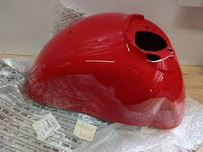 UN GARDE BOUE AVANT ROUGE