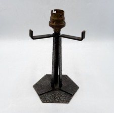 Pied de lampe en fer forgé martelé patiné noir à décor géométrique Art Déco