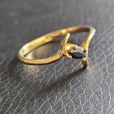 Bague solitaire pierre noire ogivale sertie monture élégance métal doré...