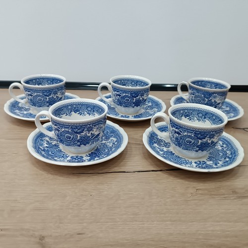 Tasses café et soucoupes - à,