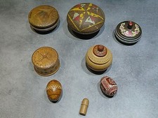 lot de 5 boites rondes, 2 oeufs sculptés, et un étui. Objets en bois en bon état