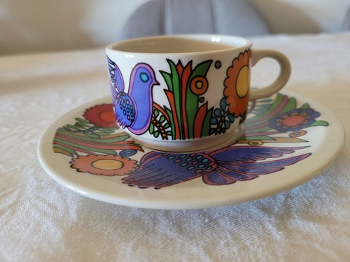 Une tasse soucoupe - tasse,