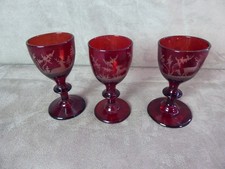 TROIS VERRES A LIQUEUR en cristal à décor ciselé.