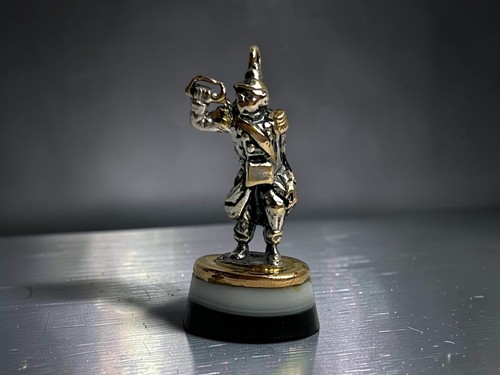 Cachet pendentif clairon - , sur