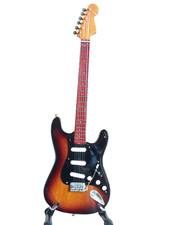 Guitare miniature Fender hardtail Stratocaster Sunburst pickguard noir