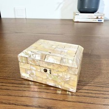 Boîte ancienne en nacre – Mosaïque irisée 1920 signé – Coffret décoratif vintage