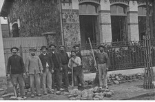 Photo Card - Trades - Public Works - Men redoing the cobblestones of a tro