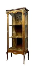 Vitrine a trois faces vitrées de style Louis XV en acajou et bronzes