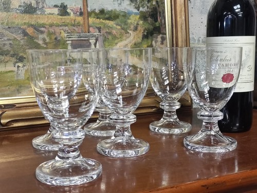 Verres vin sur - vin, pieds