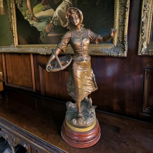 Faneuse géo maxim statue - faneuse,
