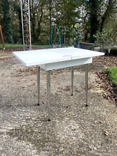 Petite Table à rabat et démontable en formica blanc en bon état . VINTAGE 60-70