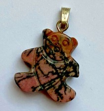 PENDENTIF OURSON OURS NOUNOURS Pierre véritable sculpté marbré  ROSE VERT 2,5cm