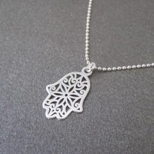 Collier pendentif main de