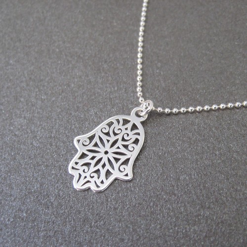 Collier pendentif main - , de