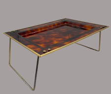 PLATEAU VINTAGE SUR PIED PLEXIGLASS AMBRE ET LAITON