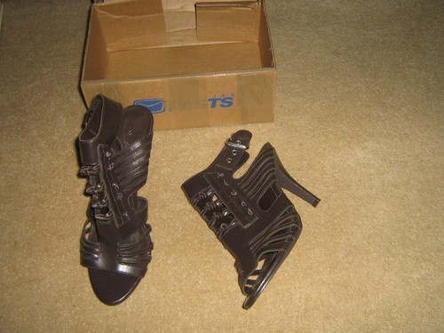 Belles chaussures neuves - belles,