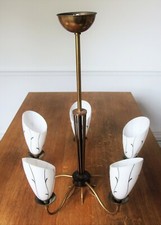 Lustre en laiton à 5 branches, tulipes opaline décor vegetal