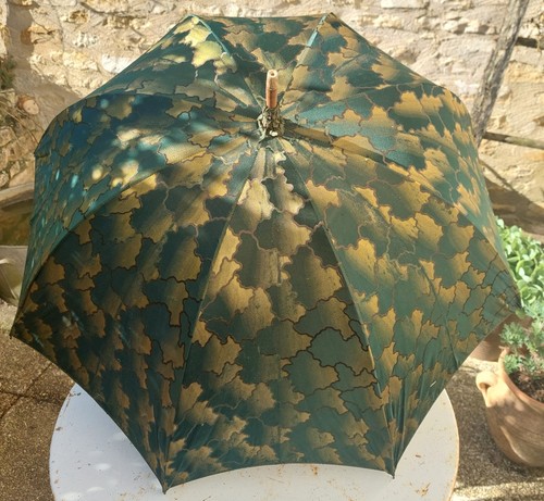 Ombrelle parapluie dans - , le