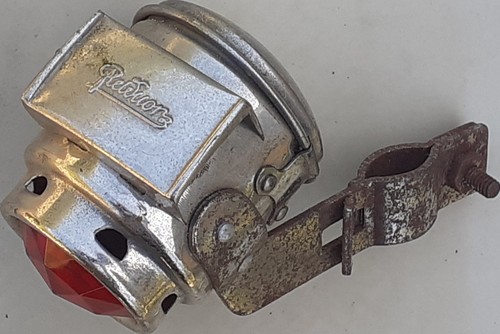 2475 feu arriere - un,