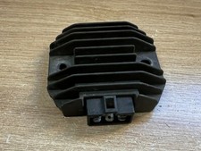 UN REGULATEUR DE TENSION MOTO