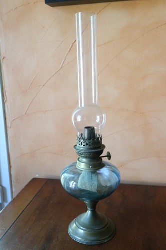 Ancienne lampe petrole - lampe, a
