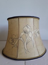 ANCIEN ABAT-JOUR EN  PEAU FLEURS D'IRIS DÉCOR FAIT MAIN