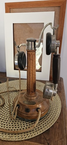 Téléphone ancien colonne - ancien, à