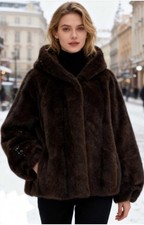 Manteau court à capuche en fausse fourrure