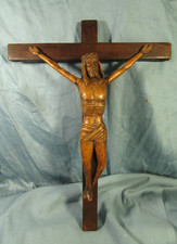 Beau crucifix en bois sculpté