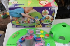 TOMY TELETUBBIES Home Hill House 3 figures    très bon état boite