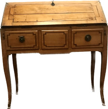 bureau de dame en merisier et filets de marqueterie deux tiroirs  . XIX siècle .