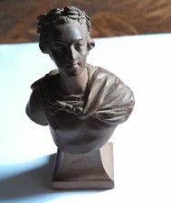 Petit buste en terre cuite