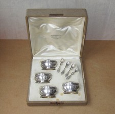 Emile Puiforcat, beau coffret de 4 salerons et leurs cuillères en argent massif.