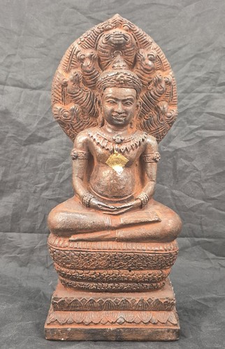Ancien bouddha protégé par - bouddha,