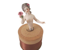 DEMI FIGURINE POUPEE SIGNE