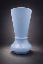 Vase en opaline bleu clair