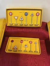 12 panneaux de signalisation