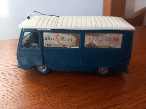 Dinky toys peugeot - j7, fourgon