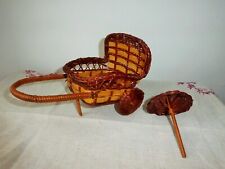 Petite poussette ou pousse pousse en osier et bambou avec ombrelle