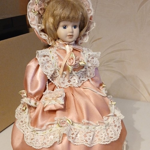Poupée robe satin dentelle
