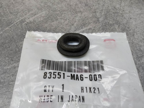 Caoutchouc cache latéral