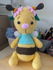 Abeille doudou en peluche fait
