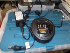 CHARGEUR RADIO UHF MOTOROLA