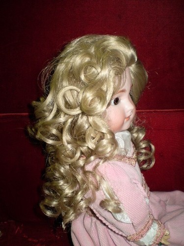 Perruque pour poupee - g.,